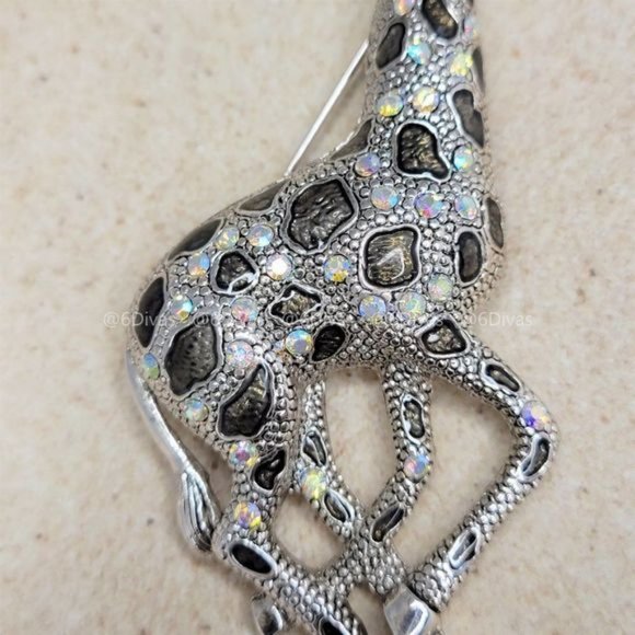 Silvertone Giraffe Brooch or Pendant - Picture 7 of 13